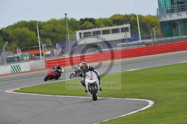 Motorcycle action photographs;Silverstone circuit;Silverstone photographs;Trackday digital images;event digital images;eventdigitalimages;no limits trackday;peter wileman photography;rockingham towcester northamptonshire;trackday;trackday photos