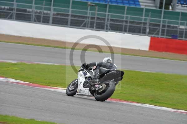 Motorcycle action photographs;Silverstone circuit;Silverstone photographs;Trackday digital images;event digital images;eventdigitalimages;no limits trackday;peter wileman photography;rockingham towcester northamptonshire;trackday;trackday photos