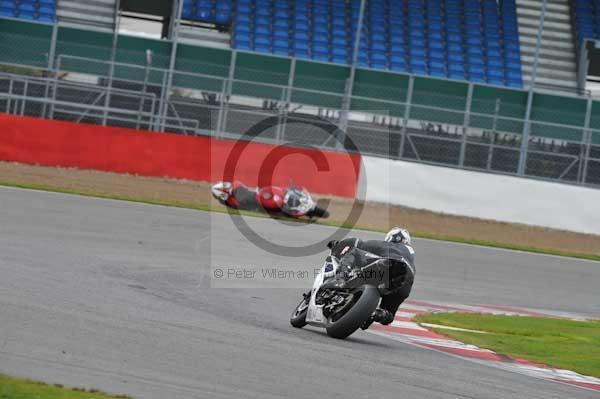 Motorcycle action photographs;Silverstone circuit;Silverstone photographs;Trackday digital images;event digital images;eventdigitalimages;no limits trackday;peter wileman photography;rockingham towcester northamptonshire;trackday;trackday photos