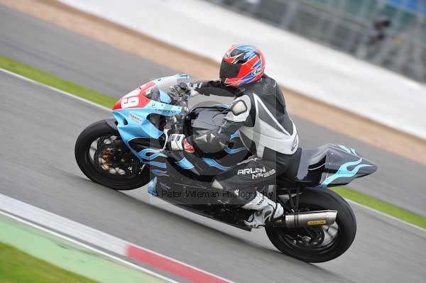 Motorcycle action photographs;Silverstone circuit;Silverstone photographs;Trackday digital images;event digital images;eventdigitalimages;no limits trackday;peter wileman photography;rockingham towcester northamptonshire;trackday;trackday photos