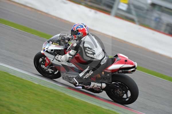 Motorcycle action photographs;Silverstone circuit;Silverstone photographs;Trackday digital images;event digital images;eventdigitalimages;no limits trackday;peter wileman photography;rockingham towcester northamptonshire;trackday;trackday photos