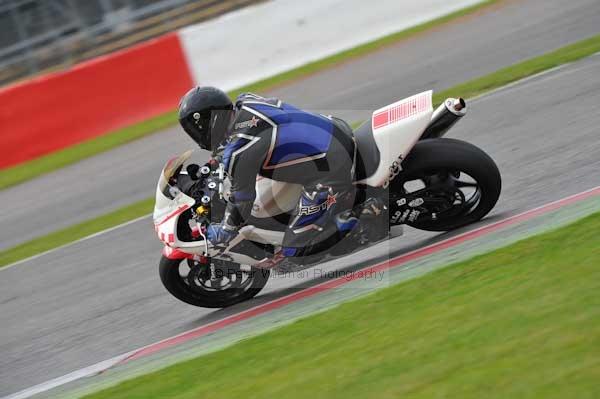 Motorcycle action photographs;Silverstone circuit;Silverstone photographs;Trackday digital images;event digital images;eventdigitalimages;no limits trackday;peter wileman photography;rockingham towcester northamptonshire;trackday;trackday photos