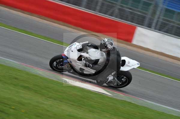 Motorcycle action photographs;Silverstone circuit;Silverstone photographs;Trackday digital images;event digital images;eventdigitalimages;no limits trackday;peter wileman photography;rockingham towcester northamptonshire;trackday;trackday photos