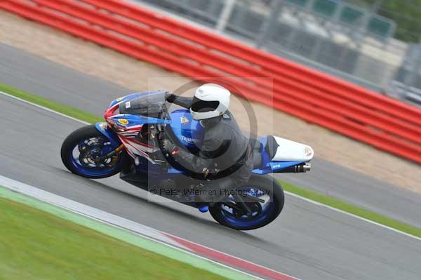 Motorcycle action photographs;Silverstone circuit;Silverstone photographs;Trackday digital images;event digital images;eventdigitalimages;no limits trackday;peter wileman photography;rockingham towcester northamptonshire;trackday;trackday photos