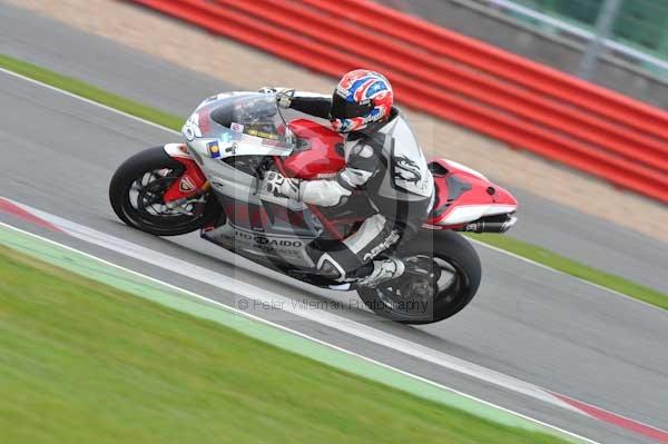 Motorcycle action photographs;Silverstone circuit;Silverstone photographs;Trackday digital images;event digital images;eventdigitalimages;no limits trackday;peter wileman photography;rockingham towcester northamptonshire;trackday;trackday photos