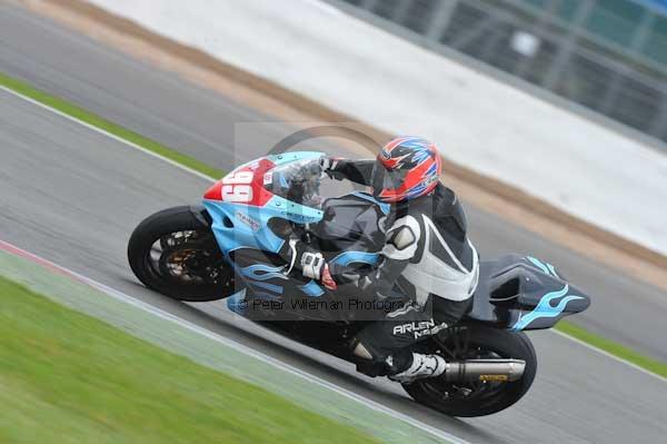 Motorcycle action photographs;Silverstone circuit;Silverstone photographs;Trackday digital images;event digital images;eventdigitalimages;no limits trackday;peter wileman photography;rockingham towcester northamptonshire;trackday;trackday photos