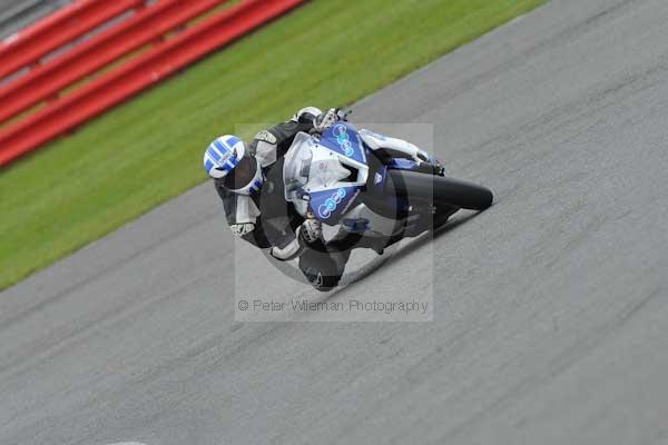 Motorcycle action photographs;Silverstone circuit;Silverstone photographs;Trackday digital images;event digital images;eventdigitalimages;no limits trackday;peter wileman photography;rockingham towcester northamptonshire;trackday;trackday photos