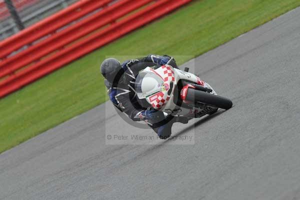 Motorcycle action photographs;Silverstone circuit;Silverstone photographs;Trackday digital images;event digital images;eventdigitalimages;no limits trackday;peter wileman photography;rockingham towcester northamptonshire;trackday;trackday photos