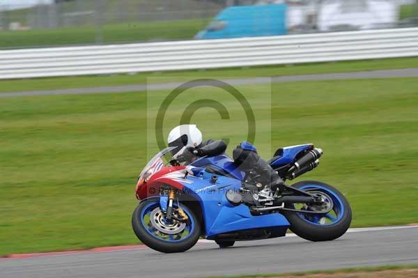 Motorcycle action photographs;Silverstone circuit;Silverstone photographs;Trackday digital images;event digital images;eventdigitalimages;no limits trackday;peter wileman photography;rockingham towcester northamptonshire;trackday;trackday photos