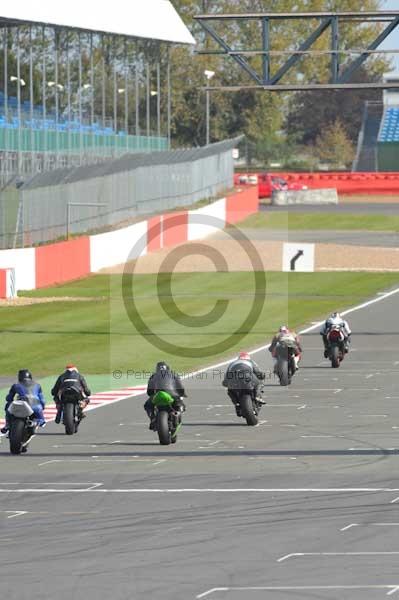 Motorcycle action photographs;Silverstone circuit;Silverstone photographs;Trackday digital images;event digital images;eventdigitalimages;no limits trackday;peter wileman photography;rockingham towcester northamptonshire;trackday;trackday photos