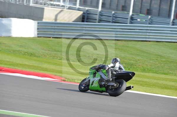 Motorcycle action photographs;Silverstone circuit;Silverstone photographs;Trackday digital images;event digital images;eventdigitalimages;no limits trackday;peter wileman photography;rockingham towcester northamptonshire;trackday;trackday photos