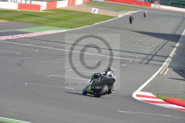 Motorcycle action photographs;Silverstone circuit;Silverstone photographs;Trackday digital images;event digital images;eventdigitalimages;no limits trackday;peter wileman photography;rockingham towcester northamptonshire;trackday;trackday photos