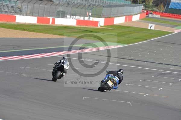 Motorcycle action photographs;Silverstone circuit;Silverstone photographs;Trackday digital images;event digital images;eventdigitalimages;no limits trackday;peter wileman photography;rockingham towcester northamptonshire;trackday;trackday photos