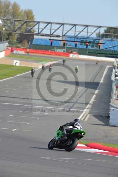 Motorcycle action photographs;Silverstone circuit;Silverstone photographs;Trackday digital images;event digital images;eventdigitalimages;no limits trackday;peter wileman photography;rockingham towcester northamptonshire;trackday;trackday photos