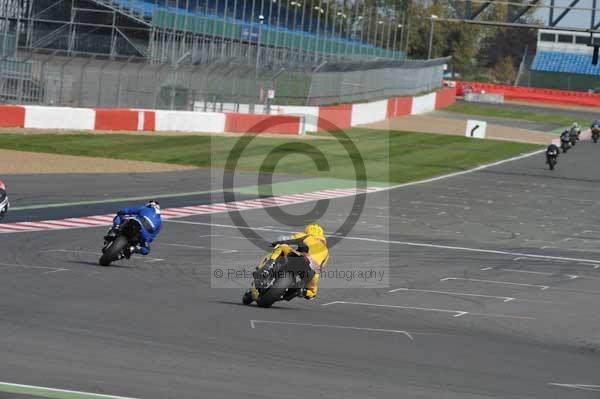 Motorcycle action photographs;Silverstone circuit;Silverstone photographs;Trackday digital images;event digital images;eventdigitalimages;no limits trackday;peter wileman photography;rockingham towcester northamptonshire;trackday;trackday photos