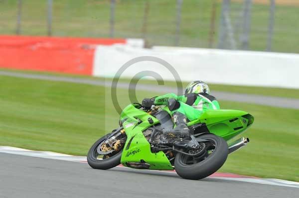 Motorcycle action photographs;Silverstone circuit;Silverstone photographs;Trackday digital images;event digital images;eventdigitalimages;no limits trackday;peter wileman photography;rockingham towcester northamptonshire;trackday;trackday photos