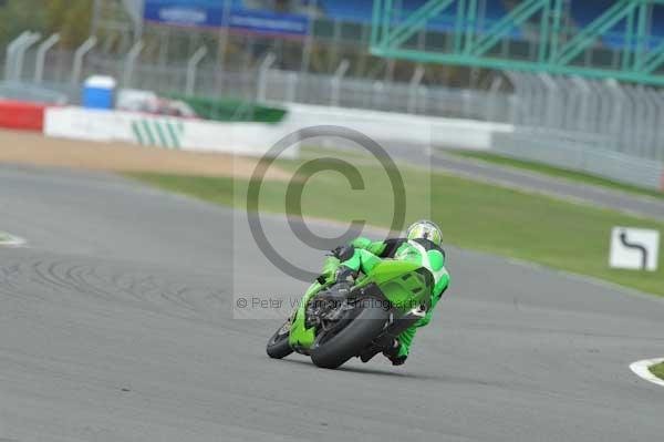 Motorcycle action photographs;Silverstone circuit;Silverstone photographs;Trackday digital images;event digital images;eventdigitalimages;no limits trackday;peter wileman photography;rockingham towcester northamptonshire;trackday;trackday photos