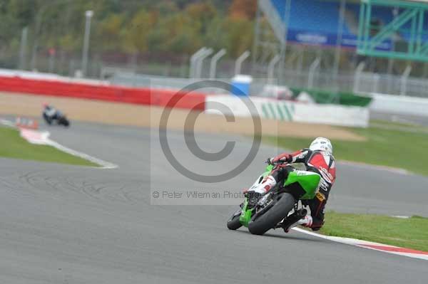 Motorcycle action photographs;Silverstone circuit;Silverstone photographs;Trackday digital images;event digital images;eventdigitalimages;no limits trackday;peter wileman photography;rockingham towcester northamptonshire;trackday;trackday photos