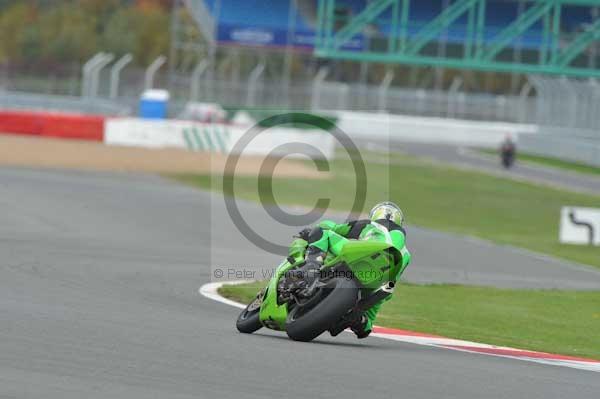 Motorcycle action photographs;Silverstone circuit;Silverstone photographs;Trackday digital images;event digital images;eventdigitalimages;no limits trackday;peter wileman photography;rockingham towcester northamptonshire;trackday;trackday photos