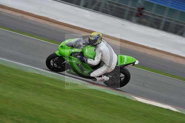 Motorcycle action photographs;Silverstone circuit;Silverstone photographs;Trackday digital images;event digital images;eventdigitalimages;no limits trackday;peter wileman photography;rockingham towcester northamptonshire;trackday;trackday photos