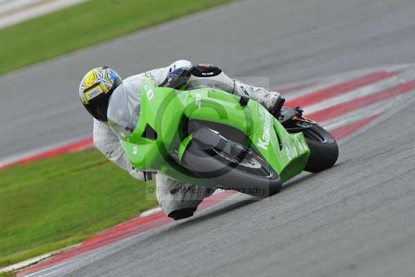 Motorcycle action photographs;Silverstone circuit;Silverstone photographs;Trackday digital images;event digital images;eventdigitalimages;no limits trackday;peter wileman photography;rockingham towcester northamptonshire;trackday;trackday photos