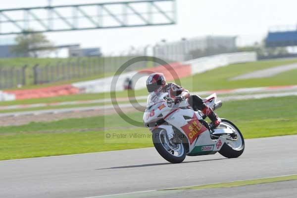 Motorcycle action photographs;Silverstone circuit;Silverstone photographs;Trackday digital images;event digital images;eventdigitalimages;no limits trackday;peter wileman photography;rockingham towcester northamptonshire;trackday;trackday photos