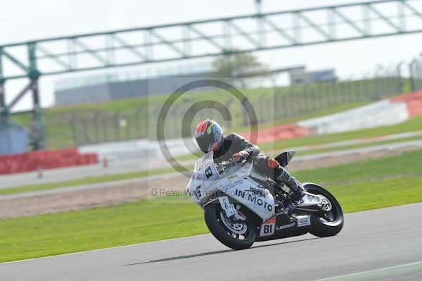 Motorcycle action photographs;Silverstone circuit;Silverstone photographs;Trackday digital images;event digital images;eventdigitalimages;no limits trackday;peter wileman photography;rockingham towcester northamptonshire;trackday;trackday photos