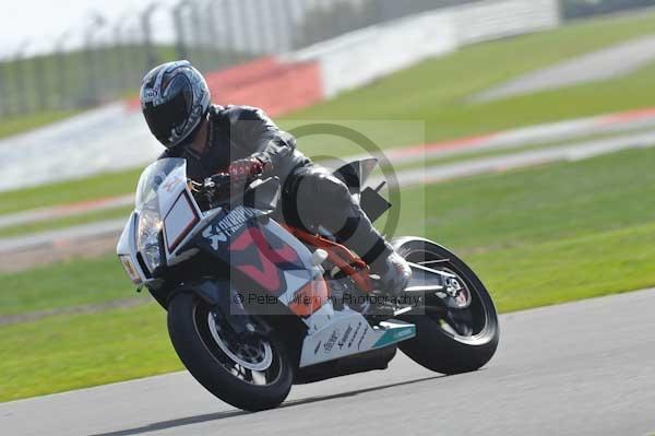 Motorcycle action photographs;Silverstone circuit;Silverstone photographs;Trackday digital images;event digital images;eventdigitalimages;no limits trackday;peter wileman photography;rockingham towcester northamptonshire;trackday;trackday photos