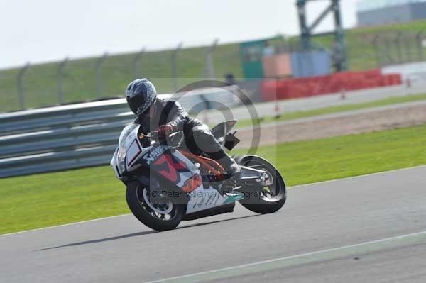 Motorcycle action photographs;Silverstone circuit;Silverstone photographs;Trackday digital images;event digital images;eventdigitalimages;no limits trackday;peter wileman photography;rockingham towcester northamptonshire;trackday;trackday photos