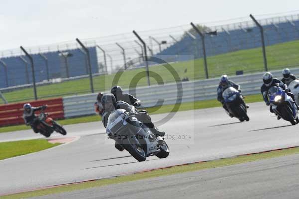 Motorcycle action photographs;Silverstone circuit;Silverstone photographs;Trackday digital images;event digital images;eventdigitalimages;no limits trackday;peter wileman photography;rockingham towcester northamptonshire;trackday;trackday photos