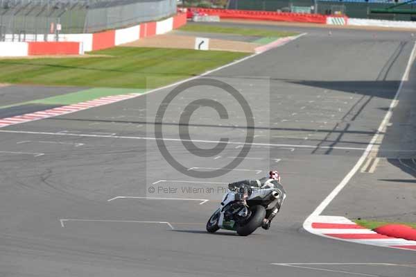 Motorcycle action photographs;Silverstone circuit;Silverstone photographs;Trackday digital images;event digital images;eventdigitalimages;no limits trackday;peter wileman photography;rockingham towcester northamptonshire;trackday;trackday photos