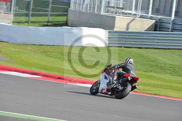 Motorcycle action photographs;Silverstone circuit;Silverstone photographs;Trackday digital images;event digital images;eventdigitalimages;no limits trackday;peter wileman photography;rockingham towcester northamptonshire;trackday;trackday photos