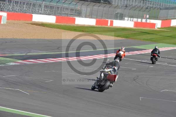 Motorcycle action photographs;Silverstone circuit;Silverstone photographs;Trackday digital images;event digital images;eventdigitalimages;no limits trackday;peter wileman photography;rockingham towcester northamptonshire;trackday;trackday photos