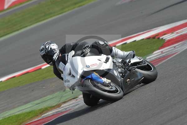 Motorcycle action photographs;Silverstone circuit;Silverstone photographs;Trackday digital images;event digital images;eventdigitalimages;no limits trackday;peter wileman photography;rockingham towcester northamptonshire;trackday;trackday photos