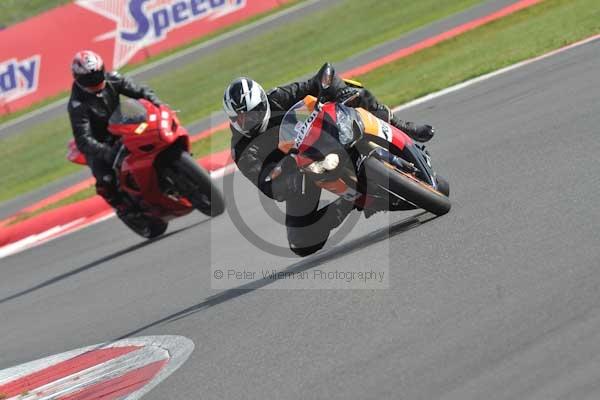 Motorcycle action photographs;Silverstone circuit;Silverstone photographs;Trackday digital images;event digital images;eventdigitalimages;no limits trackday;peter wileman photography;rockingham towcester northamptonshire;trackday;trackday photos