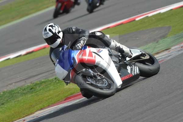 Motorcycle action photographs;Silverstone circuit;Silverstone photographs;Trackday digital images;event digital images;eventdigitalimages;no limits trackday;peter wileman photography;rockingham towcester northamptonshire;trackday;trackday photos