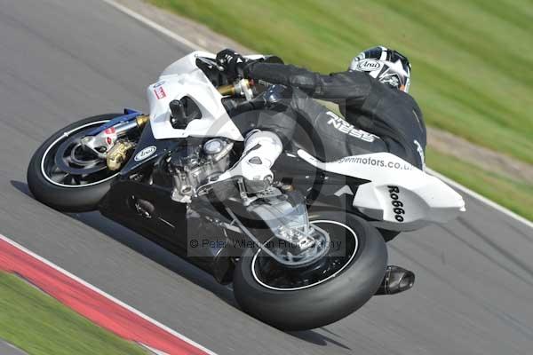 Motorcycle action photographs;Silverstone circuit;Silverstone photographs;Trackday digital images;event digital images;eventdigitalimages;no limits trackday;peter wileman photography;rockingham towcester northamptonshire;trackday;trackday photos