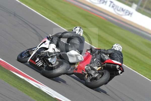 Motorcycle action photographs;Silverstone circuit;Silverstone photographs;Trackday digital images;event digital images;eventdigitalimages;no limits trackday;peter wileman photography;rockingham towcester northamptonshire;trackday;trackday photos