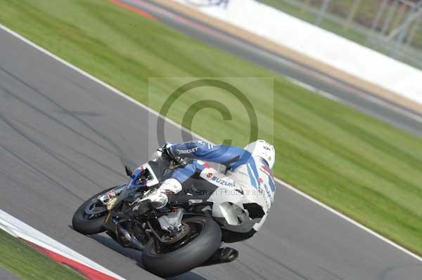 Motorcycle action photographs;Silverstone circuit;Silverstone photographs;Trackday digital images;event digital images;eventdigitalimages;no limits trackday;peter wileman photography;rockingham towcester northamptonshire;trackday;trackday photos