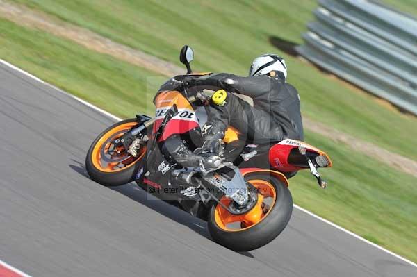 Motorcycle action photographs;Silverstone circuit;Silverstone photographs;Trackday digital images;event digital images;eventdigitalimages;no limits trackday;peter wileman photography;rockingham towcester northamptonshire;trackday;trackday photos