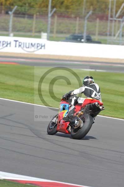 Motorcycle action photographs;Silverstone circuit;Silverstone photographs;Trackday digital images;event digital images;eventdigitalimages;no limits trackday;peter wileman photography;rockingham towcester northamptonshire;trackday;trackday photos