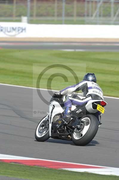 Motorcycle action photographs;Silverstone circuit;Silverstone photographs;Trackday digital images;event digital images;eventdigitalimages;no limits trackday;peter wileman photography;rockingham towcester northamptonshire;trackday;trackday photos