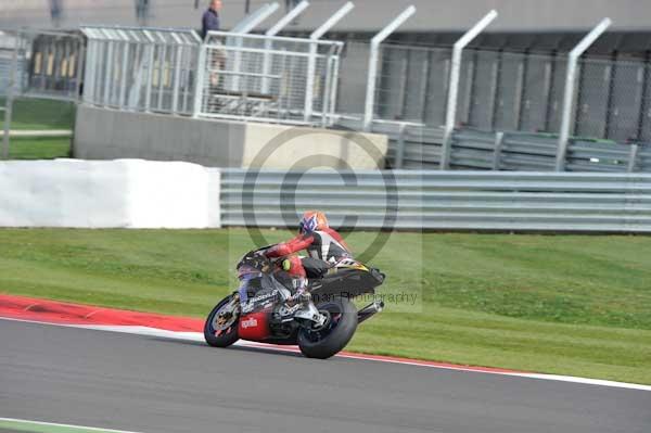 Motorcycle action photographs;Silverstone circuit;Silverstone photographs;Trackday digital images;event digital images;eventdigitalimages;no limits trackday;peter wileman photography;rockingham towcester northamptonshire;trackday;trackday photos