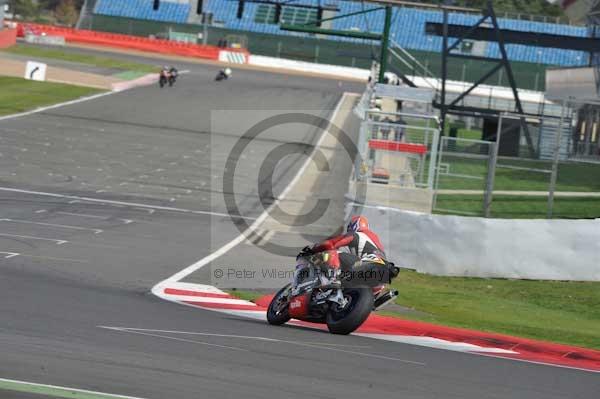 Motorcycle action photographs;Silverstone circuit;Silverstone photographs;Trackday digital images;event digital images;eventdigitalimages;no limits trackday;peter wileman photography;rockingham towcester northamptonshire;trackday;trackday photos