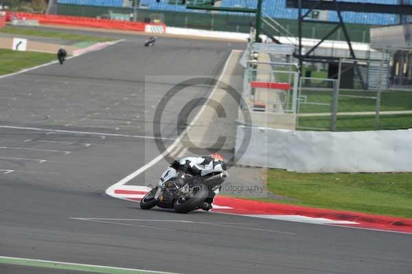 Motorcycle action photographs;Silverstone circuit;Silverstone photographs;Trackday digital images;event digital images;eventdigitalimages;no limits trackday;peter wileman photography;rockingham towcester northamptonshire;trackday;trackday photos