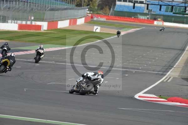 Motorcycle action photographs;Silverstone circuit;Silverstone photographs;Trackday digital images;event digital images;eventdigitalimages;no limits trackday;peter wileman photography;rockingham towcester northamptonshire;trackday;trackday photos