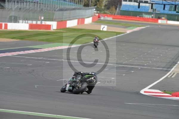 Motorcycle action photographs;Silverstone circuit;Silverstone photographs;Trackday digital images;event digital images;eventdigitalimages;no limits trackday;peter wileman photography;rockingham towcester northamptonshire;trackday;trackday photos