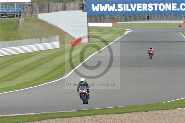 Motorcycle action photographs;Silverstone circuit;Silverstone photographs;Trackday digital images;event digital images;eventdigitalimages;no limits trackday;peter wileman photography;rockingham towcester northamptonshire;trackday;trackday photos