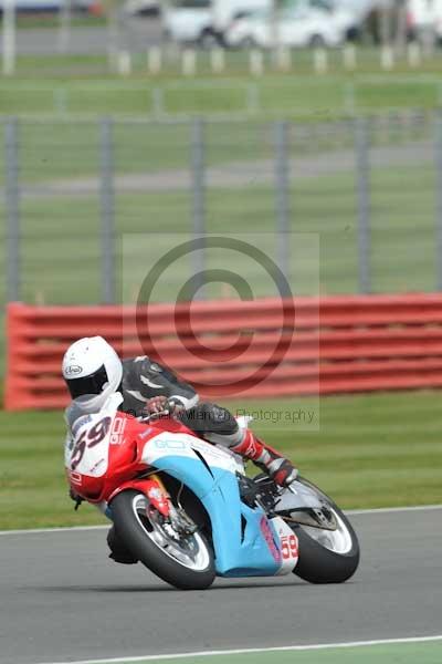 Motorcycle action photographs;Silverstone circuit;Silverstone photographs;Trackday digital images;event digital images;eventdigitalimages;no limits trackday;peter wileman photography;rockingham towcester northamptonshire;trackday;trackday photos