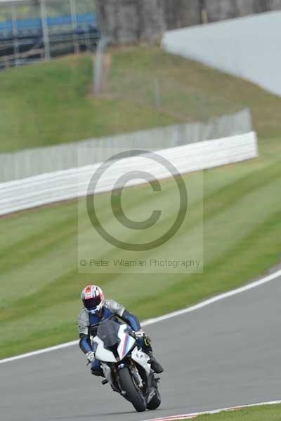 Motorcycle action photographs;Silverstone circuit;Silverstone photographs;Trackday digital images;event digital images;eventdigitalimages;no limits trackday;peter wileman photography;rockingham towcester northamptonshire;trackday;trackday photos